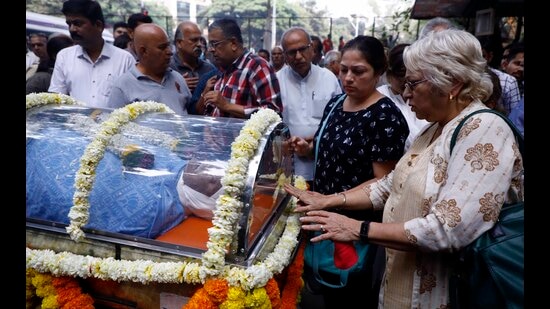 Vikram Gokhale’s wife Vrushali (R) touches the coffin of her late husband with daughter Neha by her side, during the last rites of the actor at Balgandharva in Pune on Saturday. (Rahul Raut/HT PHOTO)