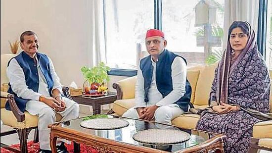 Pragatisheel Samajwadi Party-Lohia chief Shivpal Yadav with SP president Akhilesh and Dimple ahead of the Mainpuri Lok Sabha bypoll. (FILE PHOTO)