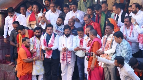 Maha CM Eknath Shinde and his MLAs at Kamakhya Devi temple at Guwahati, Assam.(Twitter/@mieknathshinde)