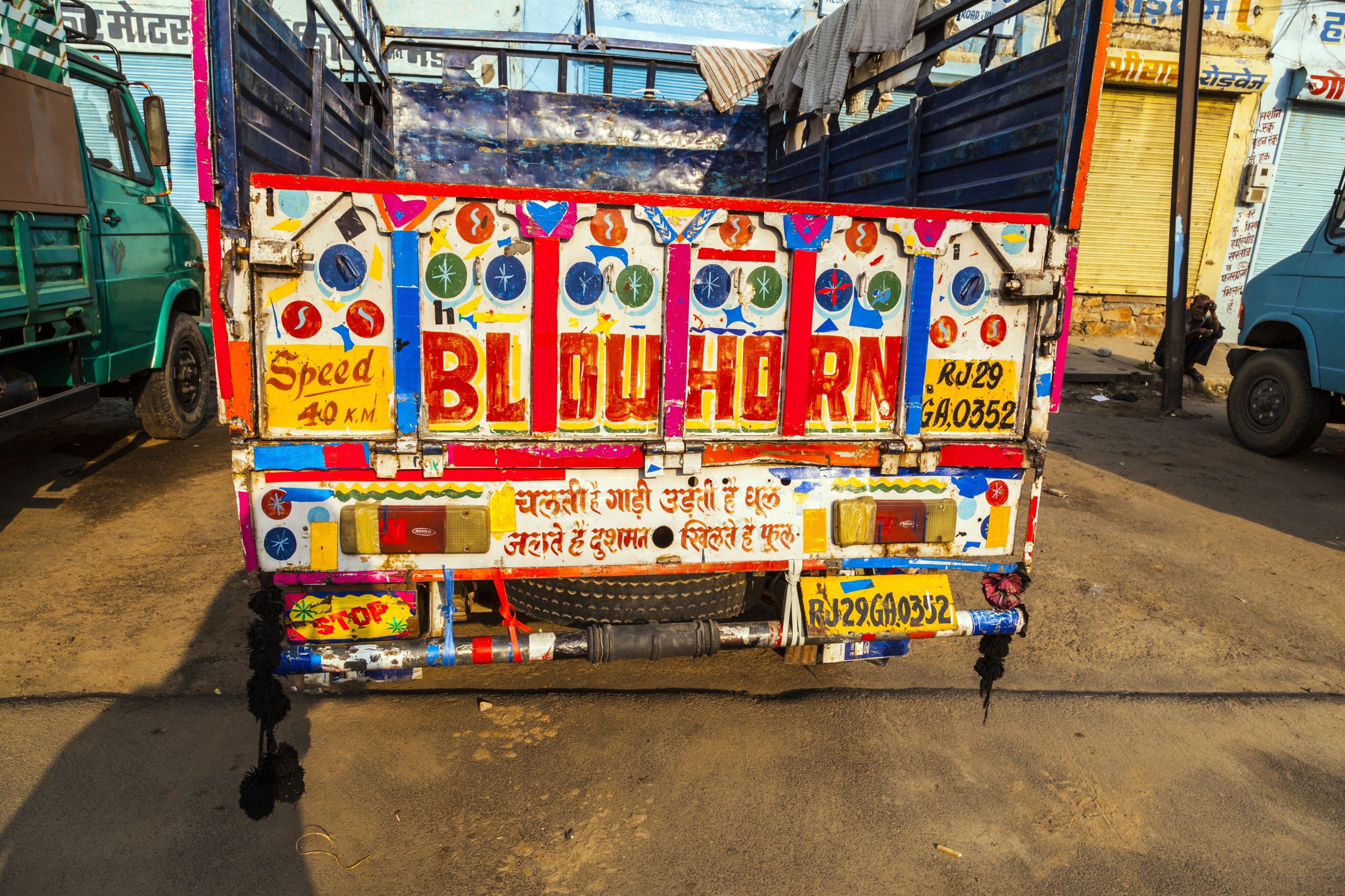 A truck with a quote that reads, "chalti hai gaadi, udti hain dhool, jalte hain dushman, khilte hain phool. (The car moves, the dust rises, the enemy burns, and flowers bloom.)" (Shutterstock) A truck with a quote that reads, "chalti hai gaadi, udti hain dhool, jalte hain dushman, khilte hain phool. (The car moves, the dust rises, the enemy burns, and flowers bloom.)" (Shutterstock)
