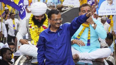 Jamnagar, Nov 25 (ANI): Delhi Chief Minister and Aam Aadmi Party (AAP) National Convener Arvind Kejriwal waves to the party supporters during a roadshow for the upcoming Gujarat Assembly election, in Jamnagar on Sunday. (ANI Photo) (AAP Gujarat | Mission2022 Twitte) Jamnagar, Nov 25 (ANI): Delhi Chief Minister and Aam Aadmi Party (AAP) National Convener Arvind Kejriwal waves to the party supporters during a roadshow for the upcoming Gujarat Assembly election, in Jamnagar on Sunday. (ANI Photo) (AAP Gujarat | Mission2022 Twitte)