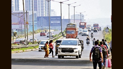 Pedestrians crossing the road at Navale Bridge. (HT FILE PHOTO) Pedestrians crossing the road at Navale Bridge. (HT FILE PHOTO)