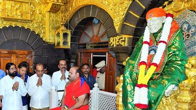 Shirdi, Nov 23 (ANI): Maharashtra Chief Minister Eknath Shinde offers prayers at Sai Baba temple, in Shirdi on Wednesday. (ANI Photo) (Nitin Mirane) Shirdi, Nov 23 (ANI): Maharashtra Chief Minister Eknath Shinde offers prayers at Sai Baba temple, in Shirdi on Wednesday. (ANI Photo) (Nitin Mirane)