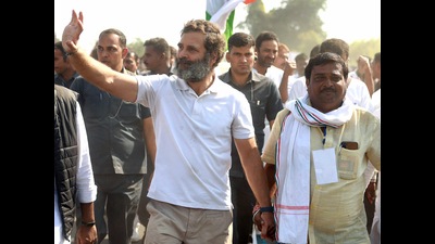 Congress leader Rahul Gandhi with a padayatri during the party's Bharat Jodo Yatra as it enters Madhya Pradesh, November 23, 2022 (Sanjeev Gupta) Congress leader Rahul Gandhi with a padayatri during the party's Bharat Jodo Yatra as it enters Madhya Pradesh, November 23, 2022 (Sanjeev Gupta)