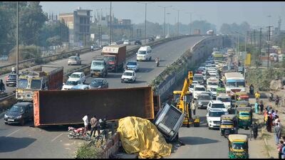 The truck hanging from a flyover near the Sherpur Chowk, Ludhiana, disrupting the flow of traffic. (Harvinder Singh/Ht)