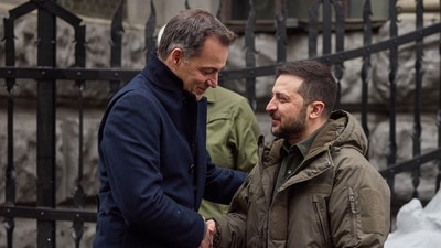 Belgium's Prime Minister Alexander De Croo (L) shakes hands Ukraine's Presidential Press Service. Volodymyr Zelensky (R) as he attends his first visit in Ukraine since Russia invaded, in Kyiv, on November 26, 2022, amid the Russian invasion of Ukraine. (Photo by Handout / UKRAINIAN PRESIDENTIAL PRESS SERVICE / AFP) / RESTRICTED TO EDITORIAL USE - MANDATORY CREDIT "AFP PHOTO / UKRAINIAN PRESIDENTIAL PRESS SERVICE. Belgium's Prime Minister Alexander De Croo (L) shakes hands Ukraine's Presidential Press Service. Volodymyr Zelensky (R) as he attends his first visit in Ukraine since Russia invaded, in Kyiv, on November 26, 2022, amid the Russian invasion of Ukraine. (Photo by Handout / UKRAINIAN PRESIDENTIAL PRESS SERVICE / AFP) / RESTRICTED TO EDITORIAL USE - MANDATORY CREDIT "AFP PHOTO / UKRAINIAN PRESIDENTIAL PRESS SERVICE.