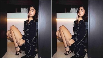 Assisted by makeup artist Mahima Motwani, Rhea decked up in nude eyeshadow, black eyeliner, black kohl, mascara-laden eyelashes, drawn eyebrows, contoured cheeks and a shade of nude lipstick. (Instagram/@rhea_chakraborty)