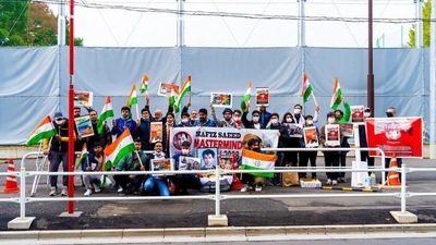 The protesters called on Pakistani authorities to take action against Lashkar-e-Taiba head Hafiz Saeed. (ANI)