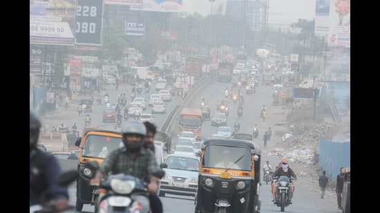 Traffic congestion at Wagholi on Sunday. (Shankar Narayan/HT PHOTO) Traffic congestion at Wagholi on Sunday. (Shankar Narayan/HT PHOTO)