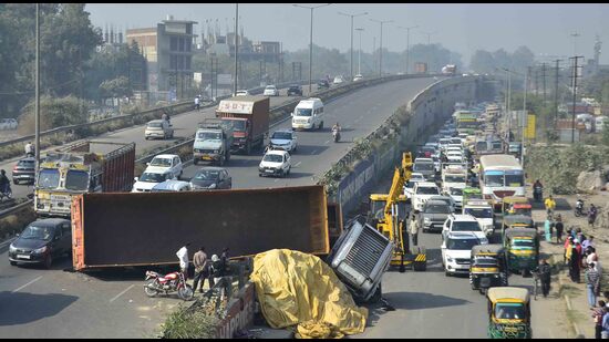 The truck hanging from a flyover near the Sherpur Chowk, Ludhiana, disrupting the flow of traffic. (Harvinder Singh/Ht)
