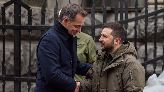 Belgium's Prime Minister Alexander De Croo (L) shakes hands Ukraine's Presidential Press Service. Volodymyr Zelensky (R) as he attends his first visit in Ukraine since Russia invaded, in Kyiv, on November 26, 2022, amid the Russian invasion of Ukraine. (Photo by Handout / UKRAINIAN PRESIDENTIAL PRESS SERVICE / AFP) / RESTRICTED TO EDITORIAL USE - MANDATORY CREDIT "AFP PHOTO / UKRAINIAN PRESIDENTIAL PRESS SERVICE.