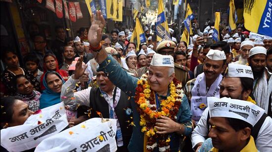 Deputy chief minister Manish Sisodia during door to door election campaign for MCD election at Vinod Nagar in New Delhi. (Ajay Aggarwal/HT Photo)