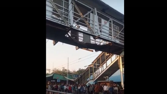Slab of foot over bridge collapses at Balharshah railway station in Maharashtra's Chandrapur. (HT)