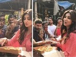 Shilpa Shetty distributes pizzas to people. Shilpa Shetty distributes pizzas to people.