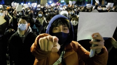 Protesters demonstrate over the coronavirus disease (Covid-19) restrictions, in Beijing, on November 27. Most protesters focused their anger on restrictions that can confine families to their homes for months. Some complained the system is failing to respond to their needs. (Thomas Peter / REUTERS) Protesters demonstrate over the coronavirus disease (Covid-19) restrictions, in Beijing, on November 27. Most protesters focused their anger on restrictions that can confine families to their homes for months. Some complained the system is failing to respond to their needs. (Thomas Peter / REUTERS)