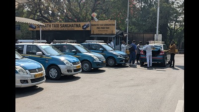 Passengers seen booking taxis at Pune airport. (Shankar Narayan/HT PHOTO)