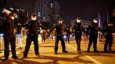 Police personnel stand guard during a protest over the Covid-19 restrictions, in Beijing, on November 27. In response to the protesters, police in Shanghai used pepper spray to drive away demonstrators. China’s vast internal security apparatus is also famed for identifying people it considers troublemakers and picking them up later when few are watching, AP reported. (Thomas Peter / REUTERS) Police personnel stand guard during a protest over the Covid-19 restrictions, in Beijing, on November 27. In response to the protesters, police in Shanghai used pepper spray to drive away demonstrators. China’s vast internal security apparatus is also famed for identifying people it considers troublemakers and picking them up later when few are watching, AP reported. (Thomas Peter / REUTERS)