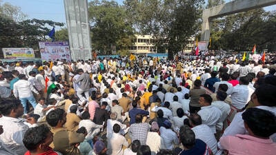 Members of autorickshaw drivers’ union protest outside RTO office against bike taxi on Monday. (HT PHOTO) Members of autorickshaw drivers’ union protest outside RTO office against bike taxi on Monday. (HT PHOTO)