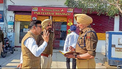 Cops investigating the crime spot on Lalru Mandi road on Monday. (HT Photo) Cops investigating the crime spot on Lalru Mandi road on Monday. (HT Photo)