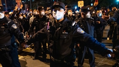 China’s economic activity slumped in November and could drop further in the coming weeks as Covid outbreaks spread across the country and protests against tighter virus restrictions escalate. (Bloomberg) China’s economic activity slumped in November and could drop further in the coming weeks as Covid outbreaks spread across the country and protests against tighter virus restrictions escalate. (Bloomberg)