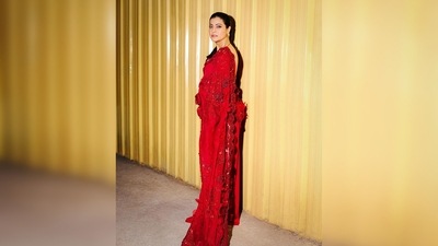 Kajol elevated her elegance by tying her hair in a mid-high ponytail and wearing the soft glam makeup look. (Instagram/@kajol) Kajol elevated her elegance by tying her hair in a mid-high ponytail and wearing the soft glam makeup look. (Instagram/@kajol)