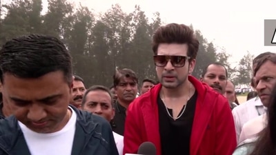 Actor Karan Kundrra at Miramar Beach. (ANI) Actor Karan Kundrra at Miramar Beach. (ANI)