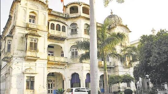 “After long discussion on the dates of martyrdom days of Sahibzadas and birth anniversary of Guru Gobind Singh, it has been decided that no change could be made to the date of the birth anniversary, which was already fixed after due discussion of the calendar experts, scholars and Sikh sects,” reads the communiqué sent by the SGPC. (HT File Photo)