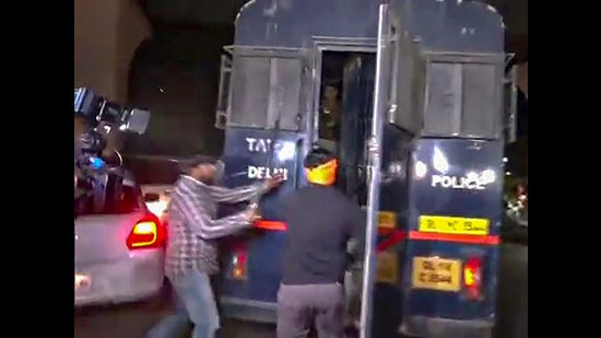 **EDS: VIDEO GRAB** New Delhi: Sword-wielding men from Hindu Sena try to attack Aaftab Poonawala, accused in Mehrauli murder case, who is being carried in a police van outside Forensic Science Laboratory in New Delhi, Monday, Nov. 28, 2022. (PTI Photo) (PTI11_28_2022_000200B) (PTI)