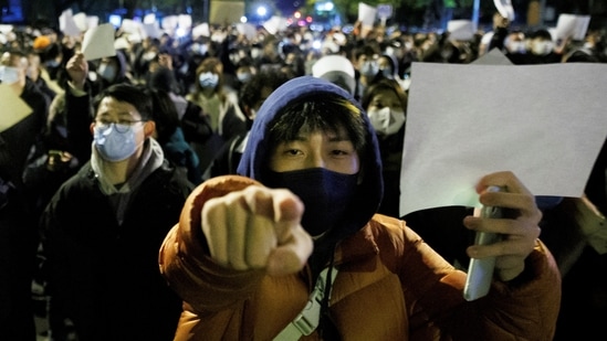Protesters demonstrate over the coronavirus disease (Covid-19) restrictions, in Beijing, on November 27. Most protesters focused their anger on restrictions that can confine families to their homes for months. Some complained the system is failing to respond to their needs.(Thomas Peter / REUTERS)