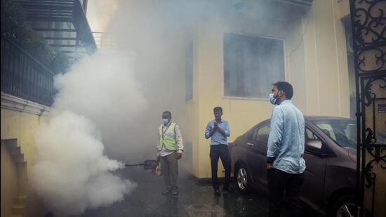 Last week’s figure was better marginally better for the week ending November 18, when the city recorded 283 cases of the vector-borne disease. The official dengue-related death count in 2022 still remains zero. (Raj K Raj/HT Photo)
