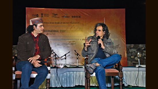 Filmmaker Imtiaz Ali in conversation with singer Mohit Chauhan at the Kathakar International Storytellers festival, revealed he chose to come to the fest over his trip to watch the FIFA World Cup in Qatar. (Photo: Shantanu Bhattacharya/HT)