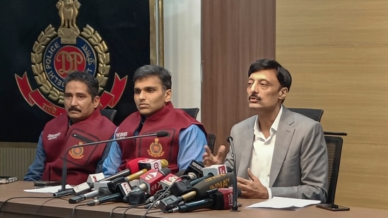 Special CP Crime Ravinder Yadav (right) with Delhi Police, DCP Crime Amit Goel (centre) addresses a press conference in connection with the Pandav Nagar murder case, at PHQ in New Delhi, Monday.(PTI) Special CP Crime Ravinder Yadav (right) with Delhi Police, DCP Crime Amit Goel (centre) addresses a press conference in connection with the Pandav Nagar murder case, at PHQ in New Delhi, Monday.(PTI)