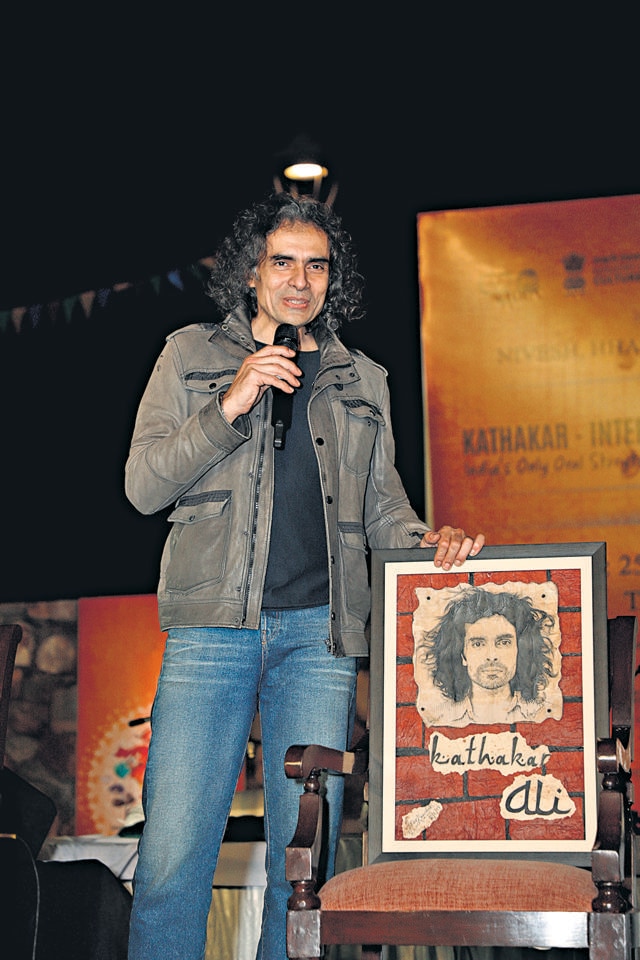 Imtiaz Ali with a sketch gifted to him by a fan. (Photo: Shantanu Bhattacharya/HT) Imtiaz Ali with a sketch gifted to him by a fan. (Photo: Shantanu Bhattacharya/HT)