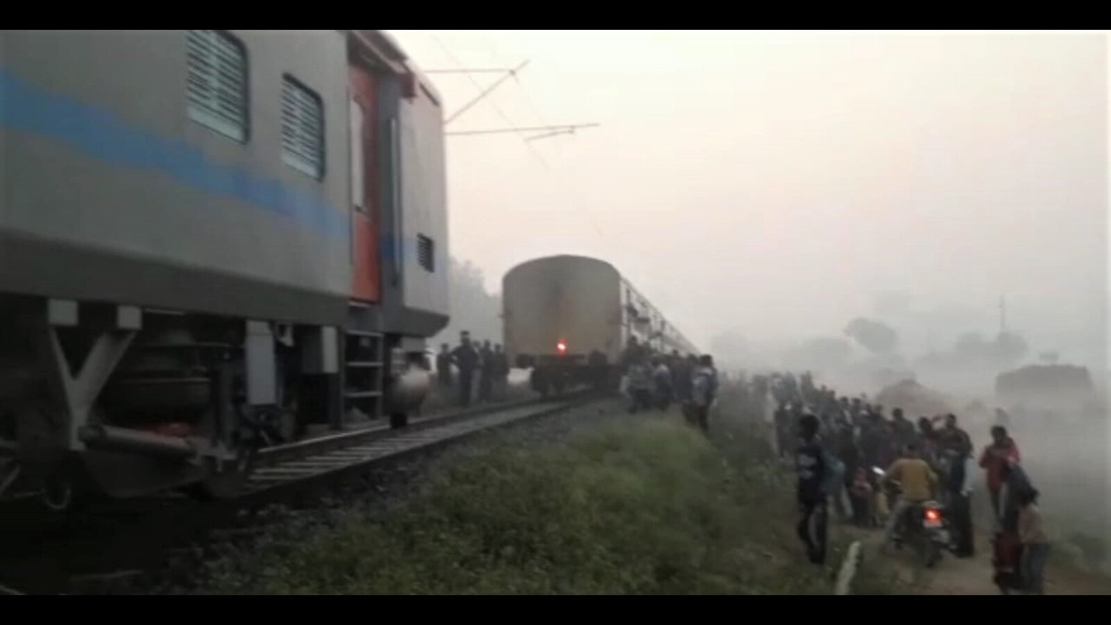 Slr Coach Separates From Lucknow Bound Ganga Gomti Exp Train Delayed 