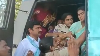 YSR Telangana party president YS Sharmila on Monday asked why the police took her into custody instead of taking action against those who burnt her bus. (Screengrab) (HT_PRINT) YSR Telangana party president YS Sharmila on Monday asked why the police took her into custody instead of taking action against those who burnt her bus. (Screengrab) (HT_PRINT)
