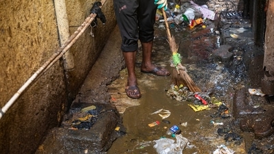 A worker in a lane during the special cleanliness drive in Mumbai, on November 25. Approximately 1000 house gullies/ lanes will be cleaned up by the SWM employees of the D ward in the coming few weeks. (Satish Bate / HT Photo) A worker in a lane during the special cleanliness drive in Mumbai, on November 25. Approximately 1000 house gullies/ lanes will be cleaned up by the SWM employees of the D ward in the coming few weeks. (Satish Bate / HT Photo)