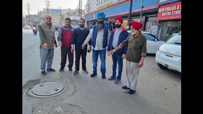 One of the shopkeepers, Arun Kumar, said they had been seeking cleaning of sewer lines for years now, but the Ludhiana MC officials are turning a blind eye towards the issue. (HT PHOTO)
