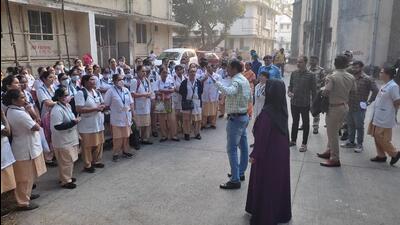 Workers of Sasoon Hospital stage a demonstration in Pune. (HT PHOTO)