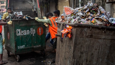 SWM employees at work during the special cleanliness drive in Mumbai, on November 25. (Satish Bate / HT Photo) SWM employees at work during the special cleanliness drive in Mumbai, on November 25. (Satish Bate / HT Photo)
