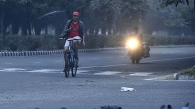 New Delhi , India - Nov. 10, 2022: Cyclists out amid early morning winter fog in Dwarka, in New Delhi , India, on Thursday, November 10, 2022. (Photo by Vipin Kumar/ Hindustan Times) (Hindustan Times) New Delhi , India - Nov. 10, 2022: Cyclists out amid early morning winter fog in Dwarka, in New Delhi , India, on Thursday, November 10, 2022. (Photo by Vipin Kumar/ Hindustan Times) (Hindustan Times)