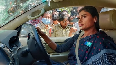 YSR Telangana Party chief YS Sharmila on her way to the residence of Telangana chief minister K Chandrashekar Rao in Hyderabad on Monday, (PTI) YSR Telangana Party chief YS Sharmila on her way to the residence of Telangana chief minister K Chandrashekar Rao in Hyderabad on Monday, (PTI)