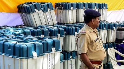 Police stand guard as polling officials check EVMs (Electronic Voting Machine) and other materials before dispatching them to the respective destinations ahead of India's Gujarat state's assembly elections, in Ahmedabad on November 10, 2022. (Photo by SAM PANTHAKY / AFP) Police stand guard as polling officials check EVMs (Electronic Voting Machine) and other materials before dispatching them to the respective destinations ahead of India's Gujarat state's assembly elections, in Ahmedabad on November 10, 2022. (Photo by SAM PANTHAKY / AFP)