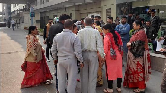 The family members of Himanshu Bansal allegedly created a ruckus outside the Max Hospital in Vaishali on Tuesday. (HT Photo)