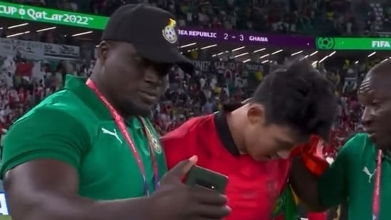 Ghana coach embarrasses himself as he tries to take a selfie with sobbing Son Heung-min after South Korea's defeat (Twitter)