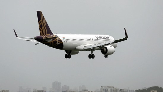 A Vistara Airbus A320 passenger aircraft landing at Chhatrapati Shivaji International airport in Mumbai. REUTERS/File Photo