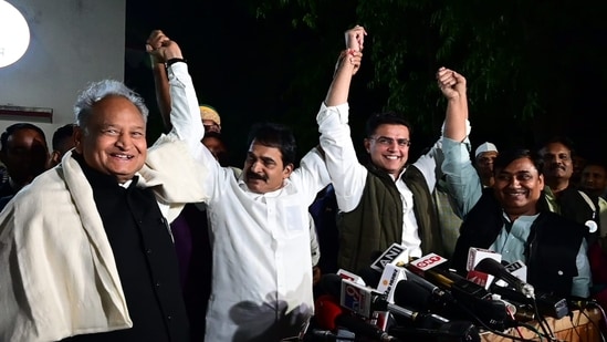 Ashok Gehlot, Sachin Pilot and KC Venugopal a joint press conference in Jaipur.(HT photo)