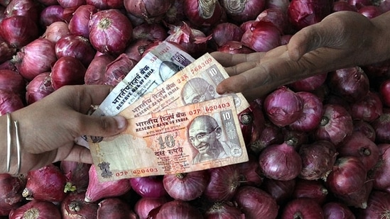 Onion prices were said to <span class='webrupee'>?</span>500 per quintal a few days ago. (FILE)