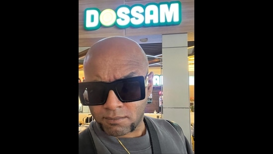Benny Dayal infront of the 'Dossam' cafe at Chandigarh airport. (Instagram/@bennydayalofficial)