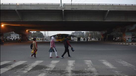 Gurugram, India-November 29: The district administration and the Gurugram traffic police started a trial to decongest and check for traffic violations at Hero Honda Chowk (HCC), which is one of the busiest and important junctions in the city falling on the Delhi-Gurgaon Expressway, in Gurugram, India, on Tuesday, 29 November 2022. (Photo by Parveen Kumar/Hindustan Times)(Pic to go with Leena Dhankar's story)