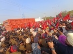 Farmers protesting outside Punjab chief minister Bhagwant Mann's rented accommodation.(HT) Farmers protesting outside Punjab chief minister Bhagwant Mann's rented accommodation.(HT)